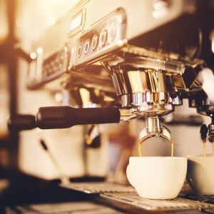 Kaffeetasse im chromglänzenden Kaffeeautomat