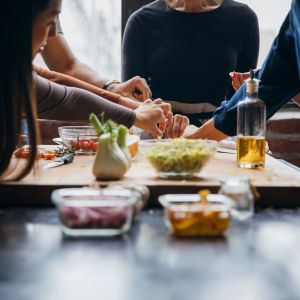 Teilnehmer eines Kochkurses beim Testen