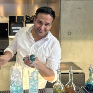 Volkan Gezen an der Bar beim Cocktail Mixen