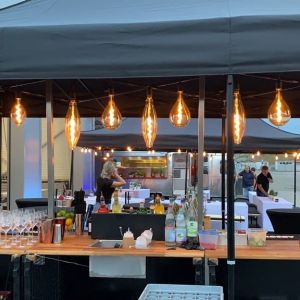 Vorbereitete Bar für ein Business Event im Freien