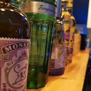 Getränkeflaschen auf einem Holzregal