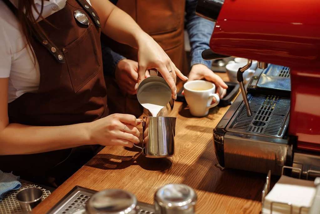 Barista beim Aufbrühen von Kaffee