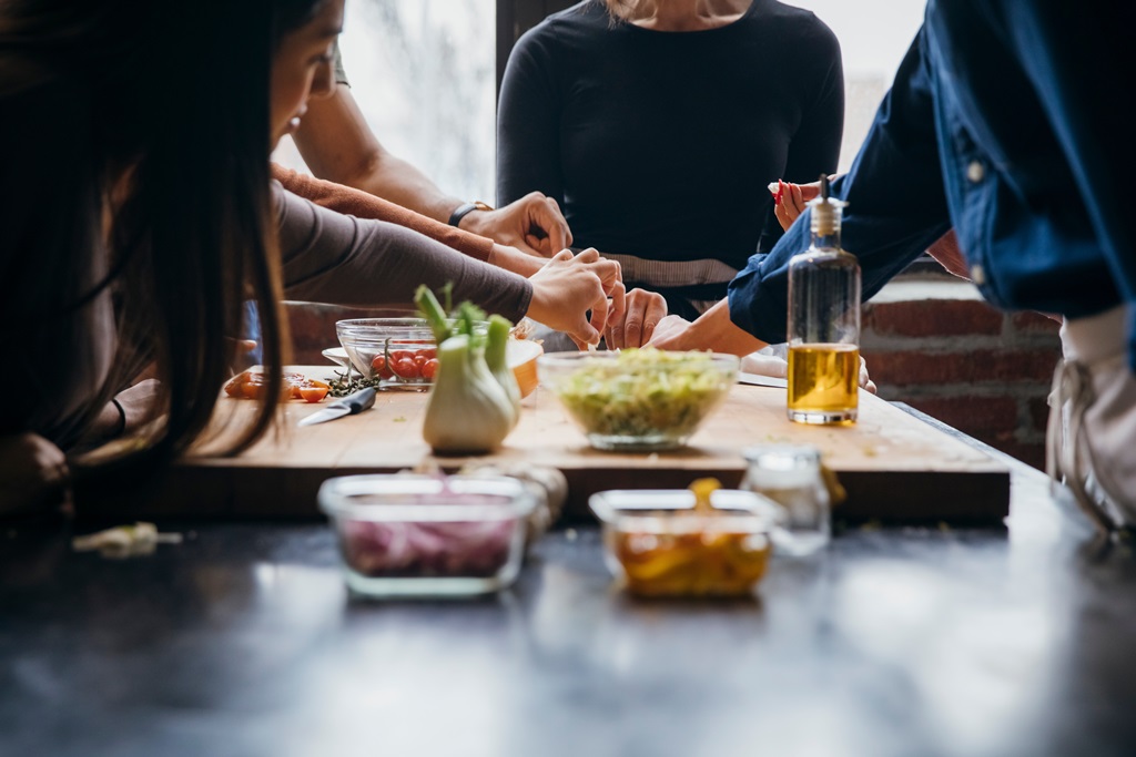 Teilnehmer eines Kochkurses beim Testen