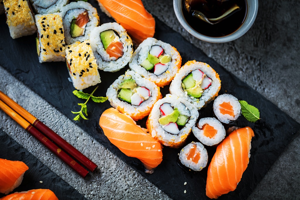 Sushi Set Sashimi und Sushirollen auf serviert Steinschiefer